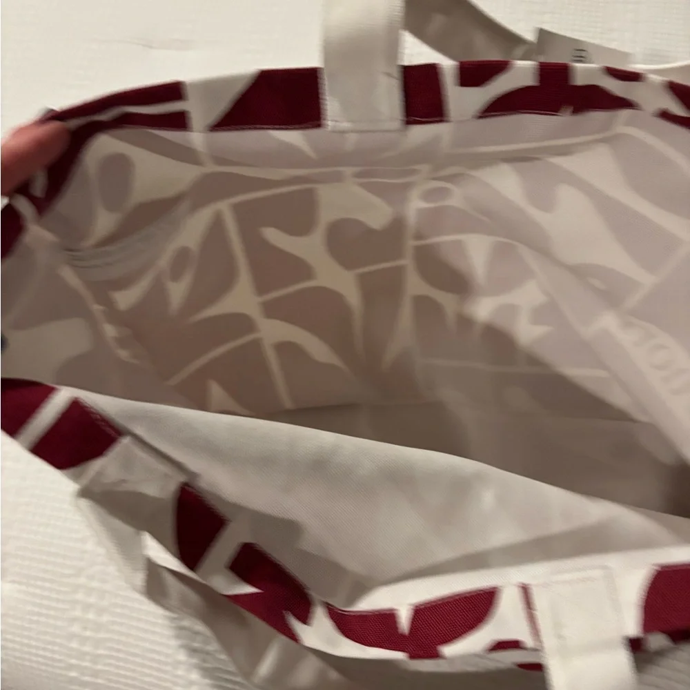 Vuori Holiday Tote-New - Picture 4 of 4